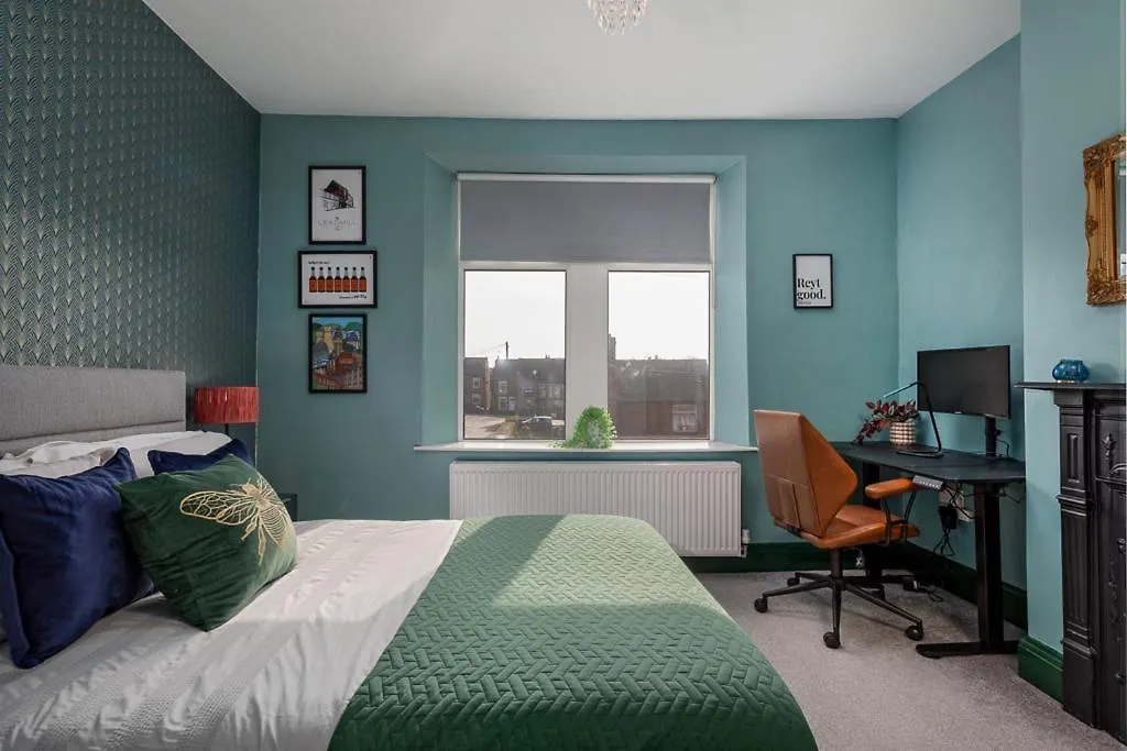 Modern Cozy Retreat-Family-Friendly-Near City & Peak District شيفيلد بيت للعطل