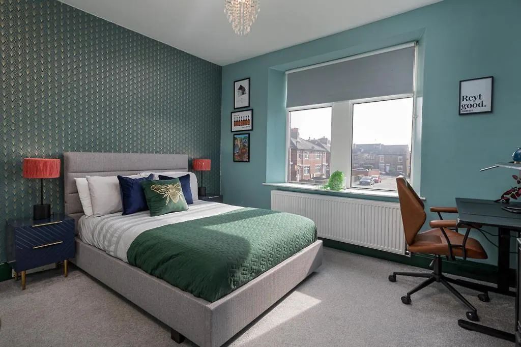 Modern Cozy Retreat-Family-Friendly-Near City & Peak District Sheffield 0*,